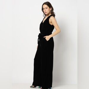 GAP Women’s Recycled Velvet V-Neck Jumpsuit, Size Medium